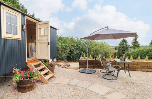 Ashbourne Cottage | HIGH GROUNDS SHEPHERD'S HUT, romantic, with hot tub in Ashbourne