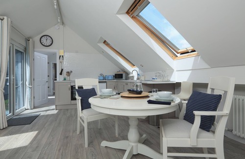 Totnes Cottage | HIGHER GITCOMBE LODGE, pet friendly, with hot tub in Dartmouth