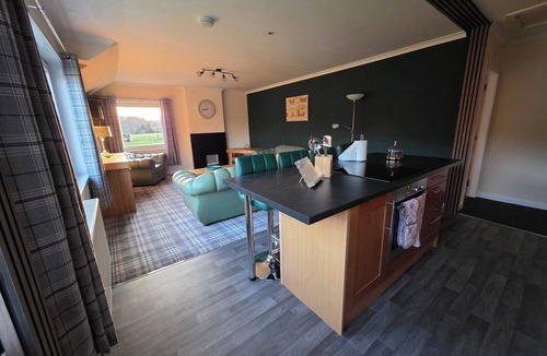 Mainland Apartment | Highlands - River View - Apt - Sleeps 4 - Garden