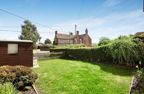 Docking Cottage | Hill Top Docking - sleeps 4 guests in 2 bedrooms