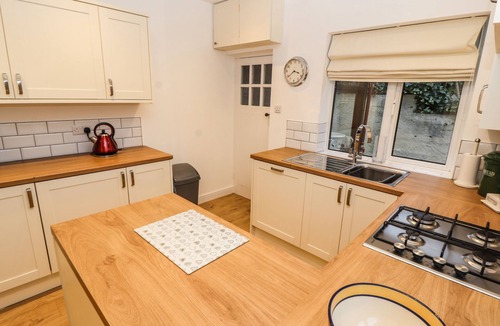 Cefn-mawr Cottage | HILLCREST, pet friendly, with a garden in Chirk