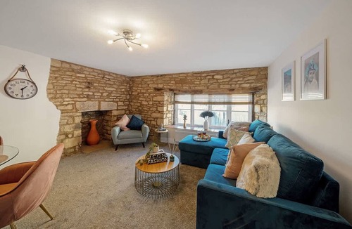 Cirencester Apartment | Historic flat Cotswolds 2BD Walk in Shower Central