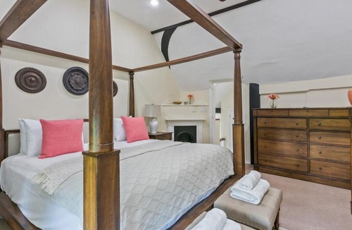 Burnham House | Historically Charming Home with Large Garden- Pass the Keys