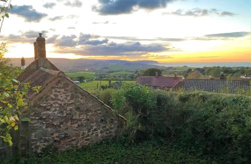 West Quantoxhead House | Holiday Home Moonfleat Cottage by Interhome
