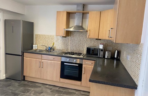 Manchester House | Home Sleeps5-netflix-parkg-near City Center/etihad