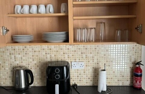 Manchester House | Home Sleeps5-netflix-parkg-near City Center/etihad