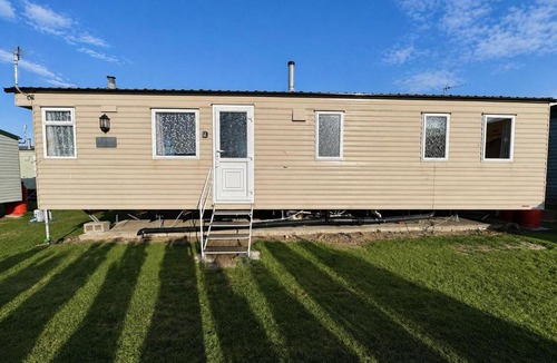 Leysdown-on-Sea House | Homely 8 Berth Caravan At Harts Holiday Park In Kent Ref 74018B
