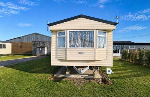 Leysdown-on-Sea House | Homely 8 Berth Caravan At Harts Holiday Park In Kent Ref 74018B