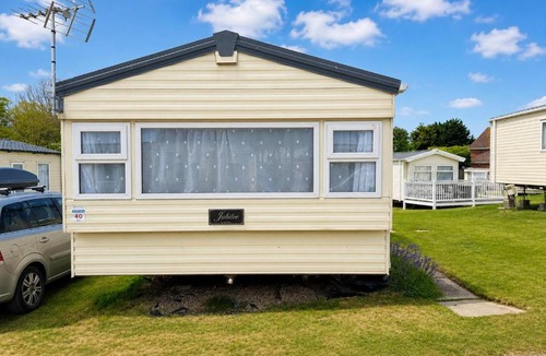 Kessingland House | Homely Caravan At Kessingland Beach Holiday Park, Suffolk Ref 90040Bc