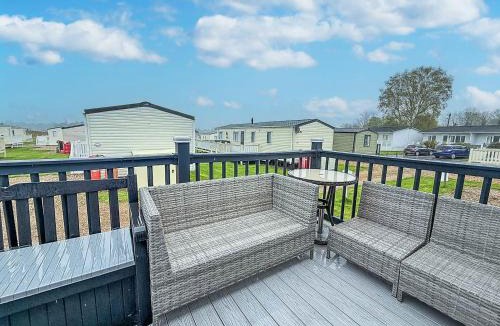 Oulton Broad House | Homely Caravan With Decking And Wifi In Lowestoft Ref 12097B