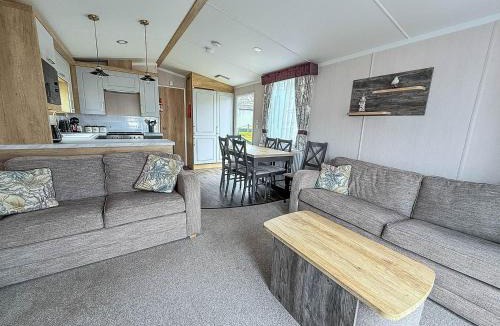Oulton Broad House | Homely Caravan With Decking And Wifi In Lowestoft Ref 12097B