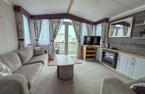 Oulton Broad House | Homely Caravan With Decking And Wifi In Lowestoft Ref 12097B