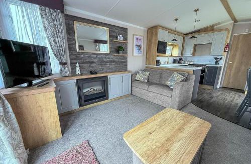 Oulton Broad House | Homely Caravan With Decking And Wifi In Lowestoft Ref 12097B