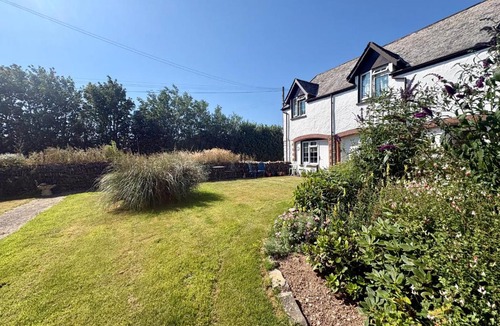 Ilfracombe House | Honeysuckle Cottage