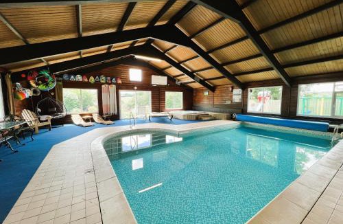 Lanteglos Apartment | Hop Loft-Barn Conversion, with access to Pool & Hot Tub-at Fox Valley Cottages
