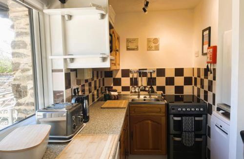 Lanteglos Apartment | Hop Loft-Barn Conversion, with access to Pool & Hot Tub-at Fox Valley Cottages