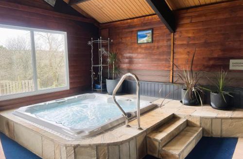 Lanteglos Apartment | Hop Loft-Barn Conversion, with access to Pool & Hot Tub-at Fox Valley Cottages