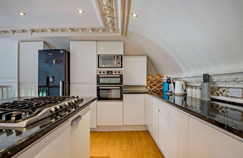 Malvern Apartment | Host & Stay | Flat 1 Club Chambers