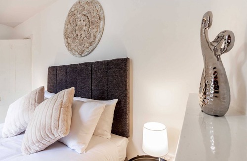 Malvern Condo | Host & Stay | Flat 3 Club Chambers