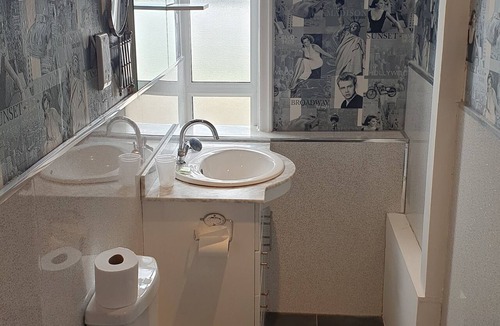 Bispham Bed & Breakfast | Hotel 242
