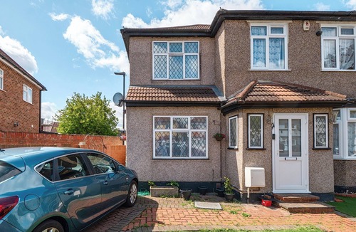 Hounslow Central House | Hounslow Hideaway Cottage