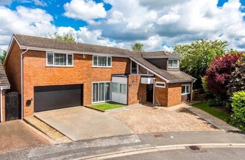 Higham Ferrers House | House Sleeps 11 with Enclosed Garden