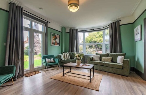 Bognor Regis House | Huge Luxury 6-BR House with Off-Road Parking