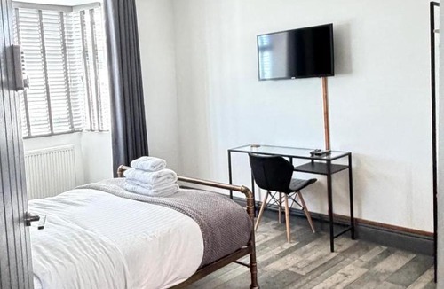 Marfleet House | Hull Contractor Stays Relocators Free Parking fast WI-FI