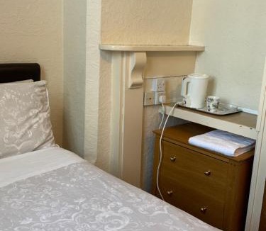 Beeston House | Hylands Hotel Single Ensuite Room with Free Parking