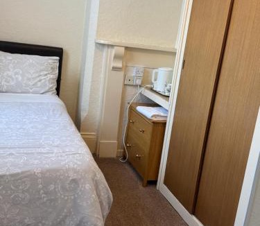 Beeston House | Hylands Hotel Single Ensuite Room with Free Parking