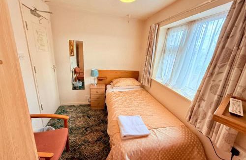 Beeston House | Hylands Hotel Single Ensuite Room with Free Parking