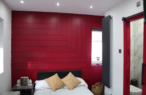 Peterborough Apartment | Ideal Work Stay Studio 5 - Ensuite, Kitchenette & Communal Area