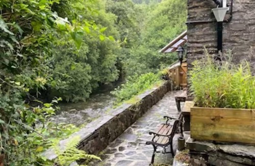 Corris Cottage | Idyllic cottage by the River
