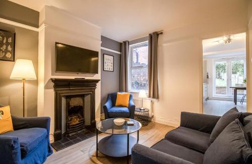 Northampton Apartment | Immaculate 4-bed Home in Northampton by Renzo, Perfect for Contractors, Sleeps 7!