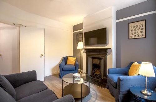 Northampton Apartment | Immaculate 4-bed Home in Northampton by Renzo, Perfect for Contractors, Sleeps 7!
