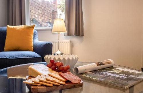 Northampton Apartment | Immaculate 4-bed Home in Northampton by Renzo, Perfect for Contractors, Sleeps 7!