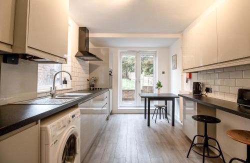 Northampton Apartment | Immaculate 4-bed Home in Northampton by Renzo, Perfect for Contractors, Sleeps 7!