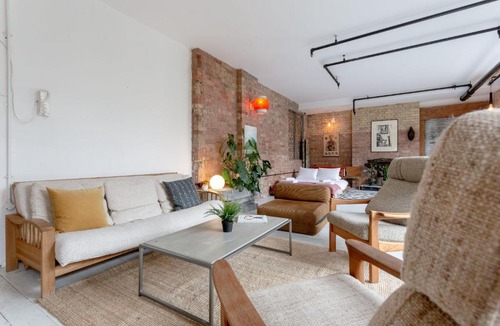 Victoria Apartment | Industrial Open Plan Studio in Hackney