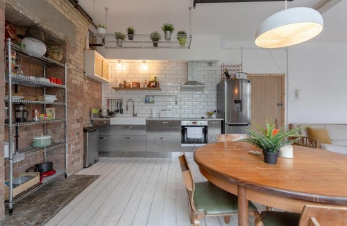 Victoria Apartment | Industrial Open Plan Studio in Hackney