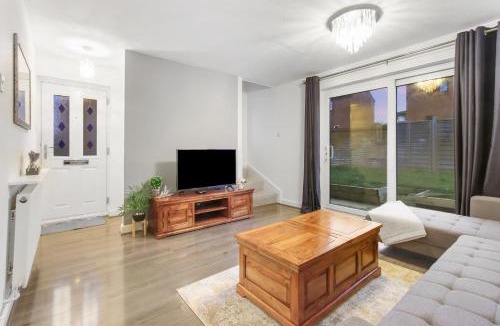 Two Mile Ash House | Inviting 2-Bed House in Milton Keynes - Netflix