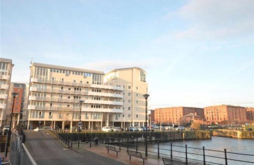 The Docks Apartment | Inviting, Modern living by the Royal Albert Dock