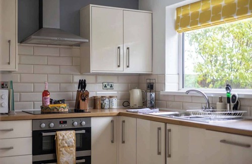 Castle Donington House | Inviting & Spacious Home | Driveway | Close to EMA