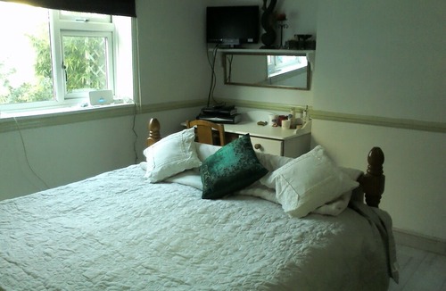 Bognor Regis Apartment | Just a few steps to the seafront & all amenities, cafes, restaurants & bars