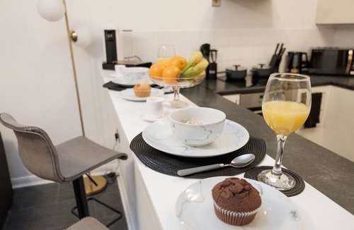 Peterborough Apartment | K Suites - Modern 1 bed Apt w/FREE parking