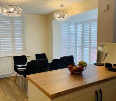 Burton Latimer House | Kettering - House - Stay 8 - Parking - Garden