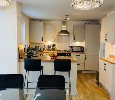 Burton Latimer House | Kettering - House - Stay 8 - Parking - Garden