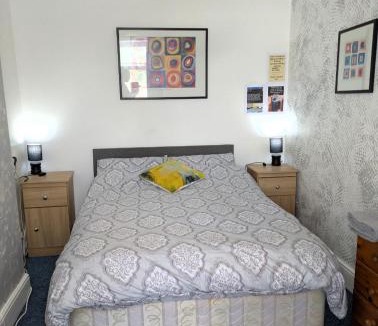 Kettering House | Kettering Town Double Rooms with TV Ideal Professional workers for longer stays Shared bathroom kitchen & Lounge