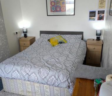 Kettering House | Kettering Town Double Rooms with TV Ideal Professional workers for longer stays Shared bathroom kitchen & Lounge