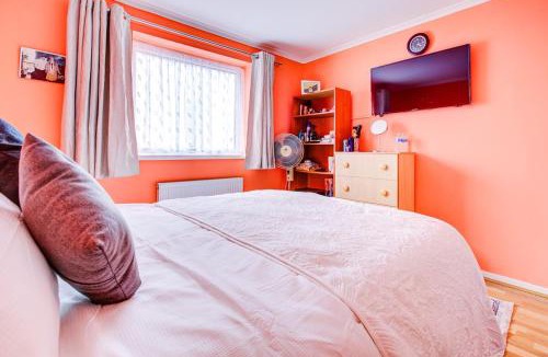 Higham Hill Apartment | king size bed