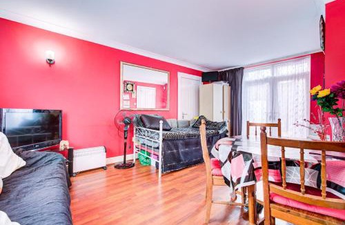 Higham Hill Apartment | king size bed
